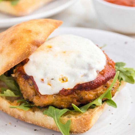 Chicken Parmesan Burgers - Pumpkin 'N Spice Chicken Parm Burgers, Chicken Parmesan Burgers, Chicken Parm Burger, Easy Chicken Parm, Grilled Bbq Chicken Breast, Easy Summer Dinner Recipes, Chicken Parmesan Recipe Easy, Easy Summer Dinner, Bbq Chicken Breast