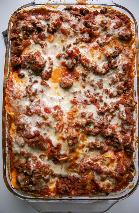 Ravioli Casserole Recipe Hamburger Ravioli Recipe, Easy Baked Ravioli, Fresh Ravioli, Lasagna Bake, Baked Ravioli Recipe, Easy Ravioli, Ravioli Recipes, Farmhouse Recipes, Pasta Casseroles