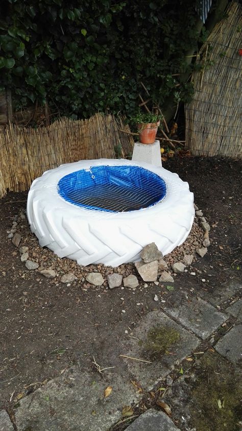 Tractor Tire Pond, Tire Garden Ideas, Tire Frog, Tire Pond, Tire Garden, Diy Water Feature, Frog Pond, Tractor Tire, Creative Decoration