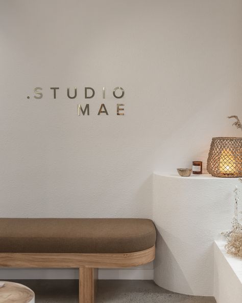 Aestethic Beauty Salon, Salon Interior Design White, Boho Style Beauty Salon, Dream Hair Salon, Scandinavian Salon Design, Spa Hair Salon, Neutral Salon Decor, Boho Spa Room, Boho Beauty Salon