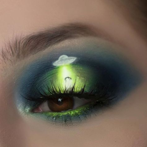 Alien Eyeshadow Looks, Alien Themed Makeup, Alien Aesthetic Makeup, Alien Eyeliner, Alien Inspired Makeup, Space Eye Makeup, Alien Eye Makeup, Astronaut Makeup, Space Themed Makeup