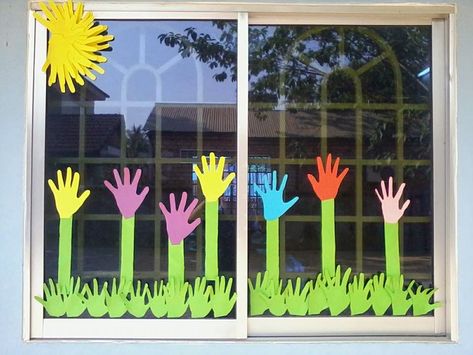 Classroom Window Decorations, Classroom Window, Preschool Decor, Window Mural, Window Crafts, Spring Classroom, Spring Window, Easter Tree Decorations, Spring Crafts For Kids