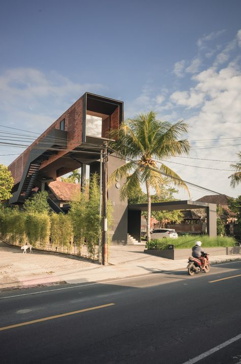 A bridge to Titik Dua Hotel - Australian Design Review Contemporary Elevation, Indonesian Design, Calisthenics Workout For Beginners, Architecture Practice, Calisthenics Workout, Tropical Climate, Grand Entrance, A Bridge, Beach Houses