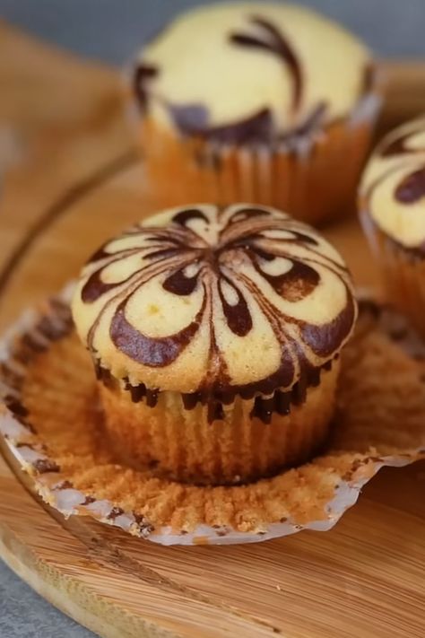 Torn between vanilla and chocolate? Why choose when you can have both? Together, they create a gorgeous marble effect in a marble cupcake. Let’s make it! Marble Cupcake Recipe, Marble Cupcakes, Holiday Baking Gifts, Marble Chocolate, Cake Dip, Swirl Cupcakes, Deserts Easy, Swirl Cake, Sour Cream Recipes