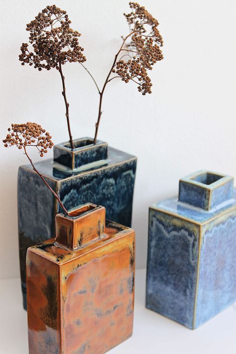 Square Ceramic Vase, Square Pottery Ideas, Handbuild Ceramic Vase, Square Vase Ideas, Slab Vase Ceramics, Slab Vase Ideas, Hand Built Ceramic Vase, Slab Built Vase, Slabs Ceramics Ideas