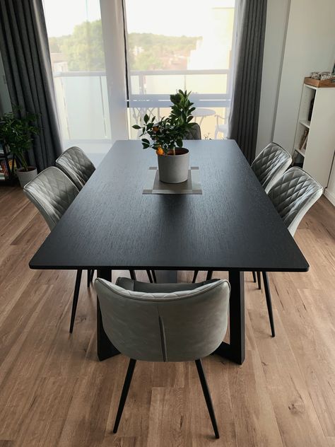 Black Table Grey Chairs, Black Dining Table Decor Ideas, Modern Black Dining Table, Best Dining Room Colors, Black Dining Room Table, Dining Table Gray, Feng Shui Colors, Dining Area Decor, Dining Room Simple