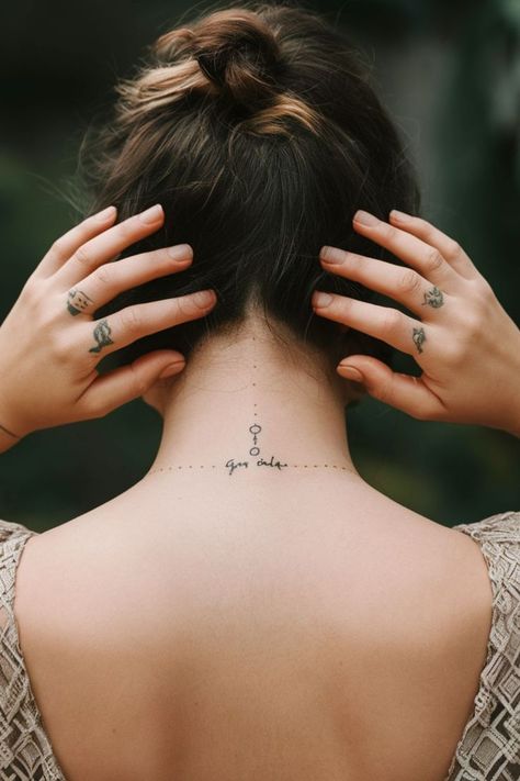 Ammira una collezione di 25 piccoli tatuaggi che combinano charme e delicatezza, perfetti per le donne che preferiscono un approccio minimale all'arte del tatuaggio. Questi design sono tanto discreti quanto adorabili. Design