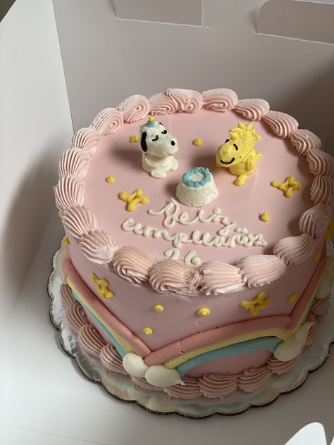 Pastel Bday Cake, Mini Cake Design Ideas, Snoopy Decorations Birthday Parties, Cute Birthday Food, Snoopy Cake Birthdays, Snoopy Cake Ideas, Character Birthday Cakes, Lunchbox Cake Ideas, Snoopy Birthday Decorations