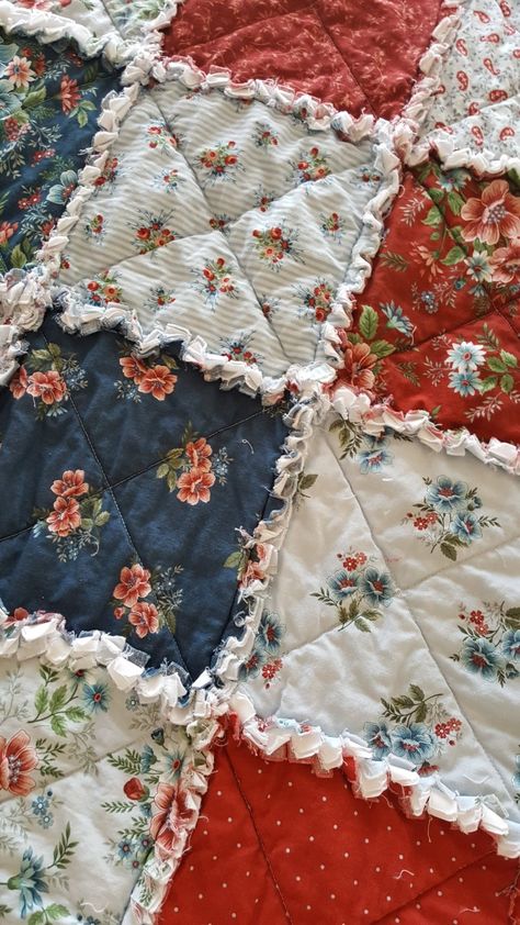 Flower Rag Quilt, Aesthetic Quilt Patterns, How To Make A Rag Quilt, Rag Quilts Ideas, Aesthetic Quilts, Rag Quilt Ideas, Quilt Aesthetic, Home Christmas Decor Ideas, Room Christmas Decor Ideas