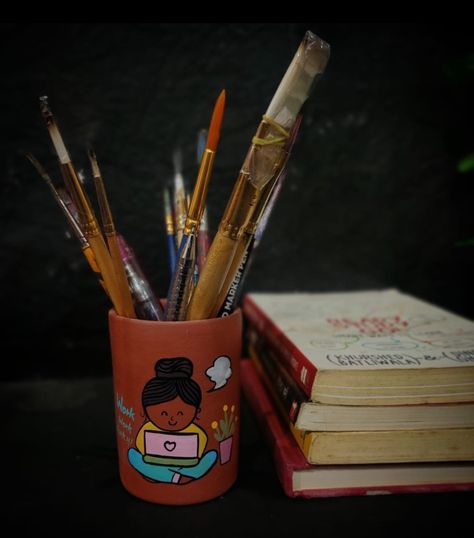 Pen Stand Painting Ideas, Cup Decoration Ideas, Pot Hias, Cups Painting, Kettle Painting, Diwali Art, Bottle Art Projects, Cup Decoration, Pen Art Work