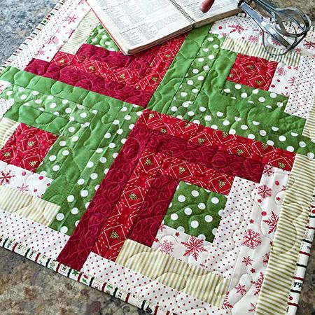 Sewing Table Runners, Christmas Table Runner Pattern, Quilted Table Runners Christmas, Christmas Quilt Blocks, Christmas Table Toppers, Table Runner Christmas, Table Topper Patterns, Quilted Table Topper, Log Cabin Quilt Pattern