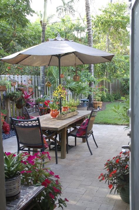 Garden Tour: 13 ideas to make the most of your patio Cute Garden Ideas, Casa Country, Patio Inspiration, Patio Landscaping, Garden Tours, Outdoor Patio Decor, Garden Layout, Backyard Patio Designs, Garden Cottage