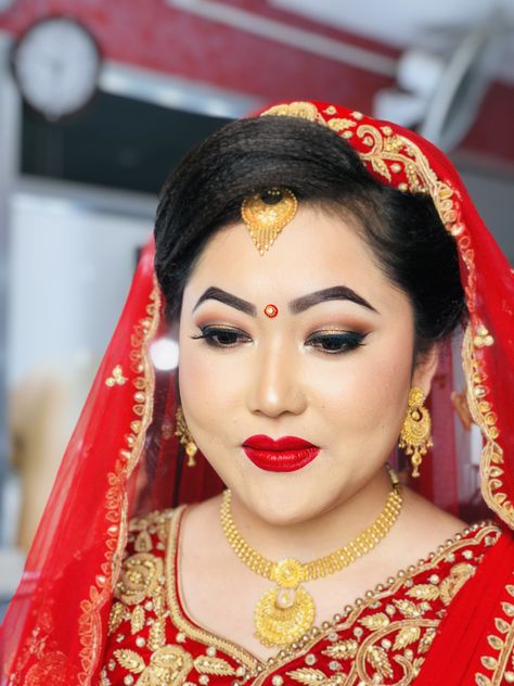 Nepali bride 👰 Nepali Bridal Makeup, Nepali Bride Makeup, Minimal Bridal Makeup, Nepali Bride, Nepali Wedding, Makeup For Small Eyes, Beautiful Bridal Makeup, Wedding Guest Makeup, Hairstyle Hairstyle