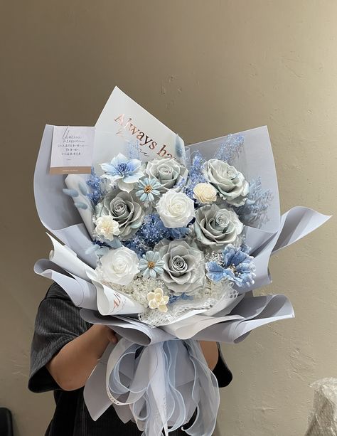 Blue Dried Flower Bouquet, Buket Aesthetic, Bouquet For Boyfriend, Buket Graduation, Graduation Flowers Bouquet, Graduation Flower Bouquet, Blue Flower Arrangements, Roses Bouquet Gift, Ribbon Flowers Bouquet