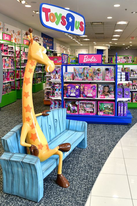 Toys R Us Aesthetic, Toys R Us Nostalgia, Toy Shop Aesthetic, Toy Store Aesthetic, Toys R Us Giraffe, Toys R Us Store, Toy Shop Display, Toy Store Design, Display Toys