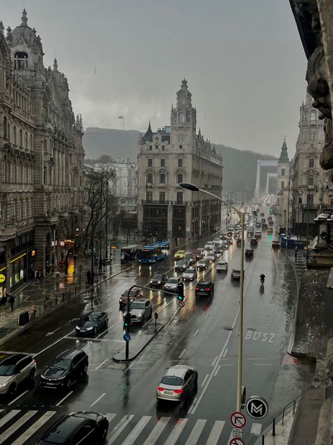 rainy day in the city Rainy London Aesthetic, City Aesthetic Day, Rainy City Aesthetic, Rainy Day City, Isabella Aesthetic, French Motivation, Cloudy City, Paris Aesthetics, Rainy Day In The City