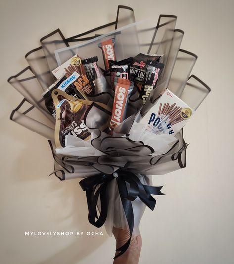 Request my customer from special friends Bucket Snack Graduation, Graduation Present Ideas For Friends, Buket Snack Aesthetic, Buket Graduation, Gif Birthday, Snack Bucket, Snack Bouquet, Food Bouquet, Haha Photos