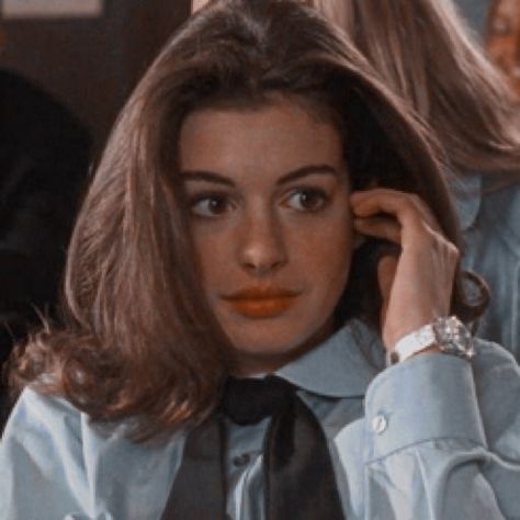 Photo of Anne Hathaway as Mia thermopolis in the first princess diaries movie. Mia Thermopolis, The Princess Diaries, Princess Diaries, Mandy Moore, Pretty Princess, Mia 3, Anne Hathaway, Iconic Movies, Role Models