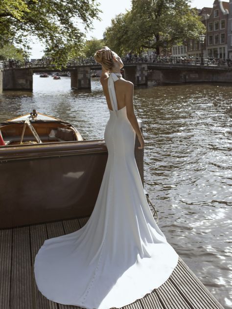 Morgan Davies, Crepe Wedding Dress, High Neck Wedding Dress, Famous Dress, Neck Wedding Dress, Back Wedding Dress, Dress Halter, Backless Wedding Dress, Unique Dresses