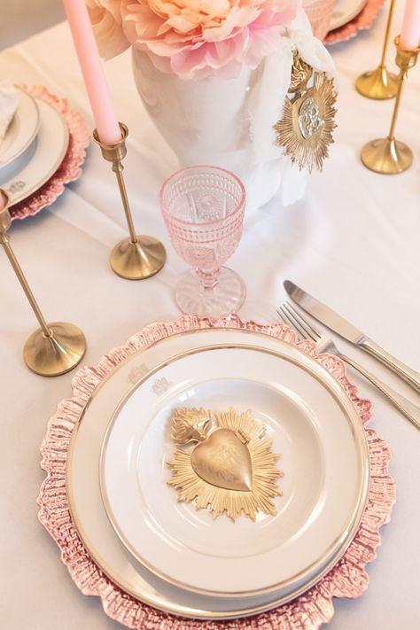 Grandmillenial Valentines Decor, Elegant Valentines Day Tablescape, Valentine Table Scapes, Valentines Place Setting, Elegant Valentines Table Decor, Valentine’s Day Tablescape, Anthropologie Valentines, Modern Valentines Decor, Classy Valentines Decor