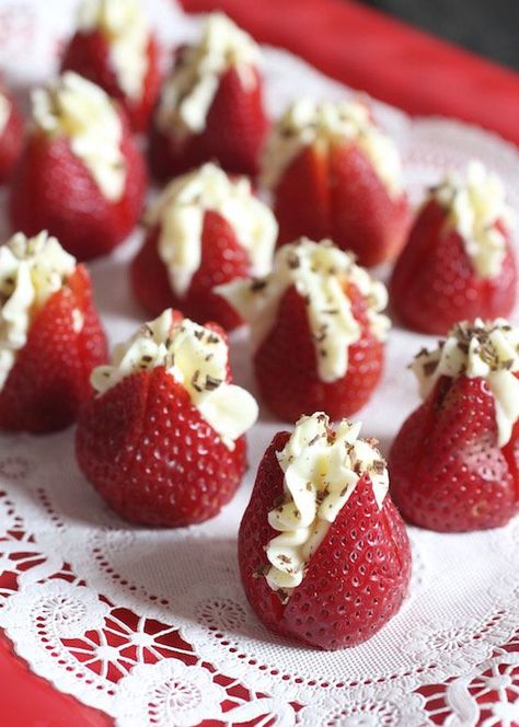 Sounds good for a healthier Valentine's Day treat from The Italian Dish. Marscapone Strawberries, Strawberry Appetizers, Marscapone Cheese, Valentines Dessert, Fourth Anniversary, Stuffed Strawberries, Healthy Valentines, Valentine Desserts, Valentine Dinner