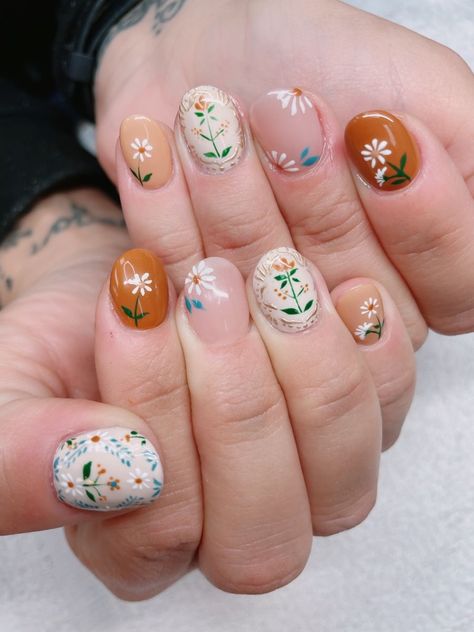 Simple Shellac Nails, Folk Art Nails, Folk Nails, Plant Nails, Mickey Nails, Nail Piercing, Country Nails, Floral Nail Designs, Folk Art Flowers