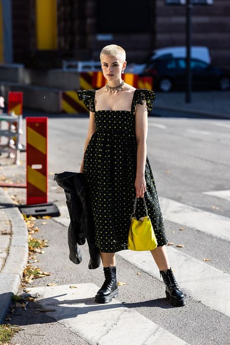 Sweden Street Style, Sweden Street, Ropa Upcycling, Stockholm Fashion Week, Sweden Fashion, Cotton Maxi Skirts, Autumn Trends, Stockholm Street Style, Looks Street Style