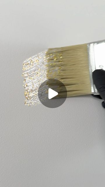 ARTECRET OFICIAL on Instagram: "TU PARED CON GLAMOUR

Pintura glamour 💫✨ #glitter dorado o plateado 🤔
te dejo el modo de aplicación de la pintura glamour:

Pasos para una adecuada aplicación:
1- Limpia bien la superficie sin que quede suciedad, polvo, grasitud ni descascaramiento. 
2-Con el rodillo limpio aplica la pintura base ArteLatex , cubriendo la superficie, esparciendo la pintura hacia todas las direcciones. Deja secar 4hrs entre manos.
3-Una vez seca la pintura base comenza aplicando la laca glamour con glitter (dorado o pleteado) puede ser con pincel o rodillo, esparciendo el glitter por todos lados, deja secar 4hrs la primera manos y 8hrs la segunda mano.
4-(En caso de que quieras tu pared con más brillo, podes aplicar una 3 mano de laca glamour)

Kit completo Artecret Glamour: Glitter Dorado, Gold Glitter Paint, Redesign Ideas, Interior Colors, Glitter Wall, Gold Flecks, August 8, Color Dorado, Diy Home Improvement