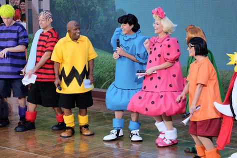 Al Roker Completely Transformed for a Genius Charlie Brown Costume (PICS) Charlie Brown Diy Costume, Brown Halloween Costumes, Charlie Brown Halloween Costumes, Charlie Brown Costume, Iconic Halloween Costumes, Carson Daly, Matt Lauer, Charlie Brown Halloween, Hoda Kotb