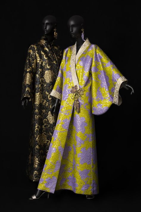 This spring, the exhibition in the Musée Yves Saint Laurent in Paris will be transported to the Côte d'Azur, in the Musée des Arts asiatiques in Nice. In April of 1963, a young Yves Saint Laurent discovered his love for Japan, and it was in Kyoto specifically that he encountered courtesans who sported traditional Japanese dress. The delicacy of the lace, the exoticism of the print and the appeal of the uniquely structured cut was enough for Saint Laurent to fall in love with the art of ... Yves Saint Laurent Paris, Mode Kimono, Abaya Style, Parisian Women, Mode Abaya, Japanese Dress, Silk Dress Long, Saint Laurent Paris, Chinese Clothing