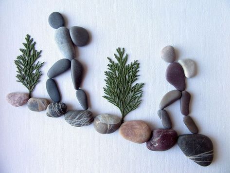 Rock Crafts Diy, Beach Rock Art, Stone Pictures Pebble Art, Pebble Art Family, Eco Friendly Art, Sea Crafts, Rock And Pebbles, Glass Art Projects, Rock Painting Patterns