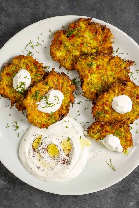 Crispy on the outside and moist on the inside, these mucver are the best vegetarian dinner or appetizer. #turkishfood #mucver Wfpb Vegan, Green Eating, Turkish Food, European Cuisine, Zucchini Fritters, Mediterranean Cuisine, European Food, Middle Eastern Recipes, Vegetarian Dinner