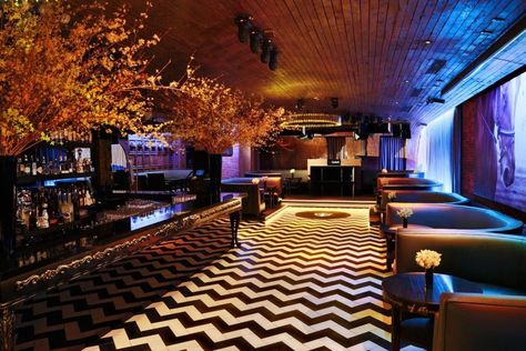 The Absolute Best Nightclubs And Lounges In New York City London Nightclubs, Gramercy Park Hotel, New York City Night, Rose Bar, Public Hotel, Serving Drinks, Oak Table, Club Design, Rooftop Bar