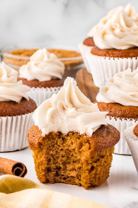 Pumpkin Spice Latte Cupcakes - Bring on the pumpkin spice! Have your coffee and your dessert too with these delicious fall cupcakes. Pumpkin Latte Cupcakes, Pumpkin Spice Latte Cupcakes, Pumpkin Breakfast Cookies, Store Bought Frosting, Apple Cupcakes, Frozen Pumpkin, Fall Cupcakes, Pumpkin Pie Mix, Pumpkin Spice Muffins