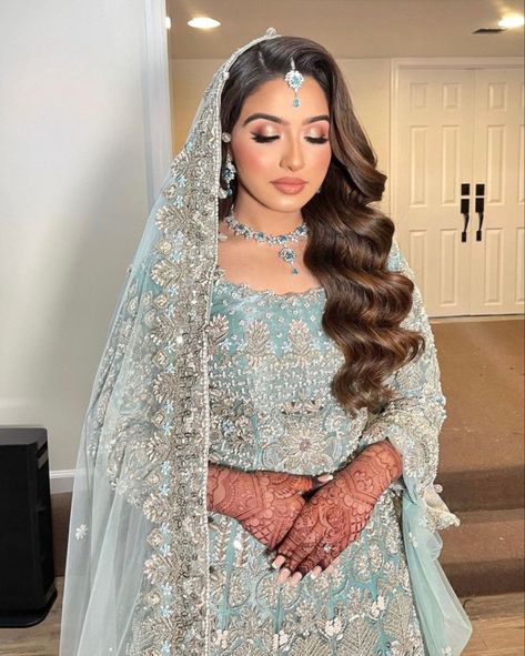 Pakistani Bride Hairstyle, Desi Bridal Makeup, Bride Hair Down, Asian Bridal Hair, Pakistani Bridal Hairstyles, Asian Bridal Makeup, Pakistani Bridal Makeup, Engagement Hairstyles, Desi Wedding Dresses