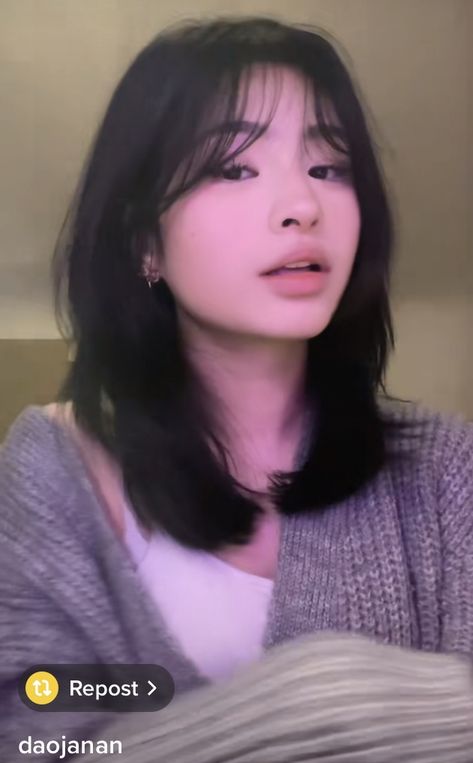 Korean Haircuts For Thick Hair, Libra Haircut, Korean Haircut Square Face, Korean Haircut No Bangs, Asian Girl Haircut Medium, Bangs For Round Face Asian, Hwasa Haircut, Wolfcut Asian Girl Hair, Korean Haircut Curtain Bangs