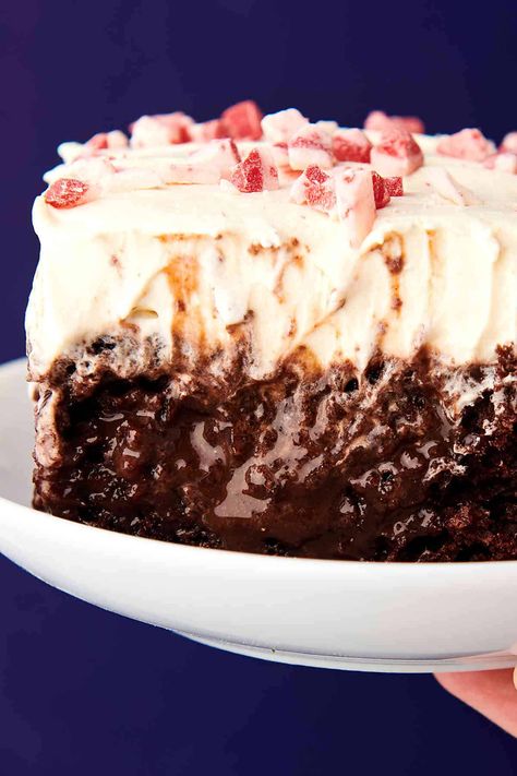 Peppermint Poke Cake - with Chocolate or Vanilla Cake Mix! Make Box Cake Better, Box Cake Better, Peppermint Poke Cake, Peppermint Pudding, Festive Holiday Desserts, Peppermint Dessert, Make Box, Caramel Apple Dump Cake, Pudding Poke Cake