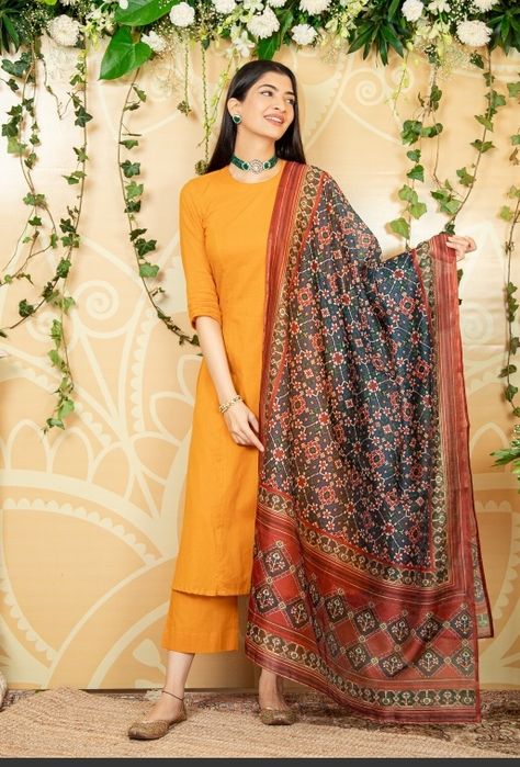 With stylish dupatta Plain Dress With Printed Dupatta, Plain Kurta With Heavy Dupatta, Plain Suit With Printed Dupatta, Kalamkari Suit, Stylish Dupatta, Plain Kurti, Stylish Kurtis, Heavy Dupatta, Printed Dupatta