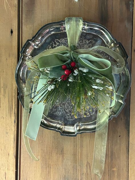 Silver Tray Wreath, Silver Tray Christmas Decor, Silver Platter Decor Ideas, Silver Tray Repurpose, Christmas Vignettes Display, Silver Trays Decor Ideas, Thrift Crafts, Kitchen Silver, Christmas Booth