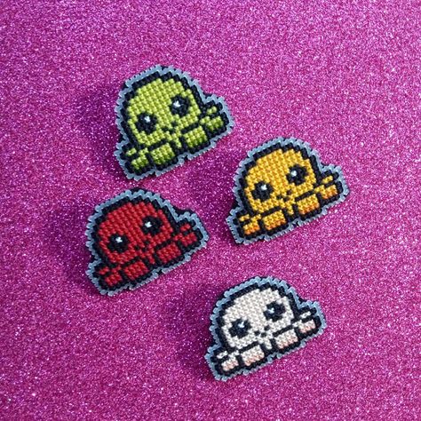 Cross Stitch Keyring, Cross Stitch Pins, Colourful Octopus, Handmade Keychains, Dmc Embroidery, Embroidery Threads, Beginner Crochet Projects, Cross Stitch Borders, Square Patterns