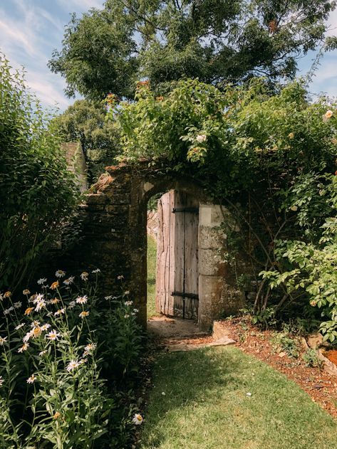 Country Manor, English Manor Garden, Cotswolds Garden, Countryside Manor Aesthetic, Medieval Garden Aesthetic, Castle Gardens Aesthetic, Cottagecore Horses, Great Chalfield Manor, Hidcote Manor Garden