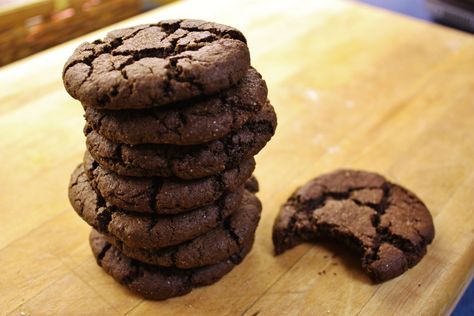 Mexican Hot Chocolate Snickerdoodles [Vegan] - One Green Planet Vegan Mexican Hot Chocolate, Spicy Food Mexican, Chocolate Snickerdoodles, Mexican Hot Chocolate Cookies, Vegan Snickerdoodles, Latino Food, Vegan Cookies Recipes, Healthier Desserts, Fresh Baked Cookies