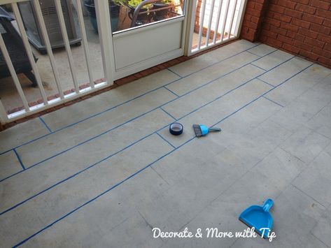 HOW I PAINTED & STAINED MY CONCRETE FLOOR TO LOOK LIKE WOOD – Decorate & More with Tip Painted Cement Patio, Painted Porch Floors, Concrete Stain Colors, Concrete Staining, Ideas Terraza, Paint Concrete Patio, Painting Cement, Porch Wood, Floor Makeover