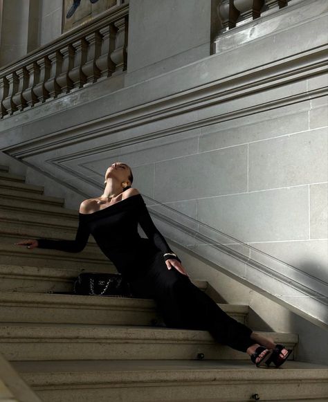 On The Stairs Pose, Theater Outfit Ideas Classy, Elegant Photoshoot Ideas Classy, Museum Photoshoot Ideas, Theatre Outfit, Ethereal Photography, Devil Wears Prada, Elegant Red, Photoshoot Poses