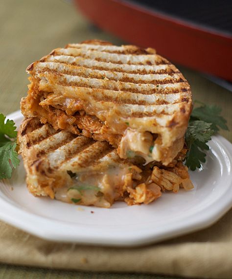 southwestern chicken panini Chicken Chipotle, Bbq Sandwiches, Sandwich Vegetarian, Cheese Panini, Chicken Panini, Southwestern Chicken, Stuffed Bread, Panini Recipes, Southwest Chicken