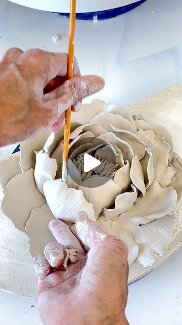 Ceramic Wall Flowers, Peonies Artwork, Ceramics Pottery Bowls, Oil Paint Brushes, Acrylic Art Projects, Ceramic Art Sculpture, How To Make Clay, Modern Wall Decor Art, Keramik Design