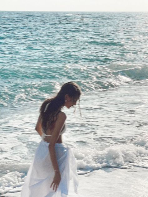 Greece Ocean, Ocean Girl, Summer Poses, Ethereal Aesthetic, Sea Photo, Beach Photography Poses, Beach Photoshoot, Summer Dream, Summer Photos