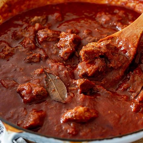 Stracotto Recipe, Beef Italian Recipes, Gourmet Beef Recipes, Spanish Dinner Recipes, Beef With Tomato Sauce, Sopranos Recipes, Italian Meat Dishes, Beef Braised, Braised Beef Recipes