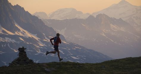 Running Mountains, Best Workouts For Men, Running At Night, Running Photos, Mountain Running, Ultra Trail, Road Warrior, Ultra Running, Ultra Marathon