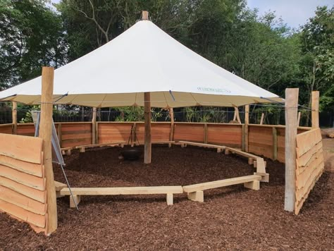 School Outdoor Classroom, School Outdoor Area, Outdoor Playscapes, Quote Beautiful, Home Education Uk, Outdoor Learning Spaces, Forest School Activities, Outdoor Shelters, Nature School